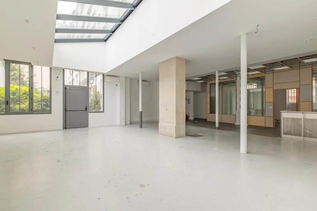 Location Bureaux 238 m² - Photo 1