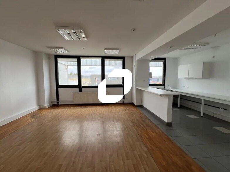 Light Industrial in Lesquin to rent - Interior Photo - Image 2 of 9