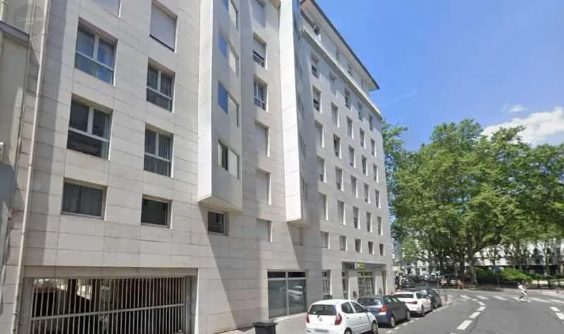Retail in Lyon to rent - Building Photo - Image 1 of 5