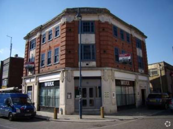 58 Market Sq, St Neots to rent - Primary Photo - Image 1 of 1