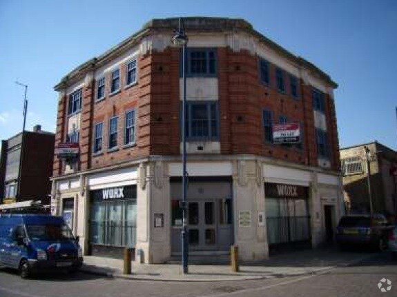 58 Market Sq, St Neots to rent Primary Photo- Image 1 of 2