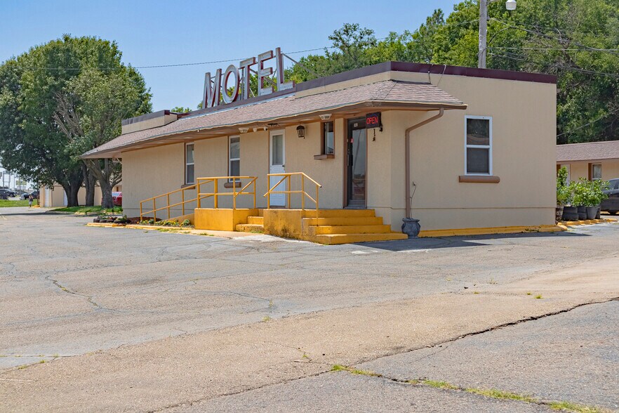 820 S Washington St, Junction City, KS for sale - Building Photo - Image 2 of 11