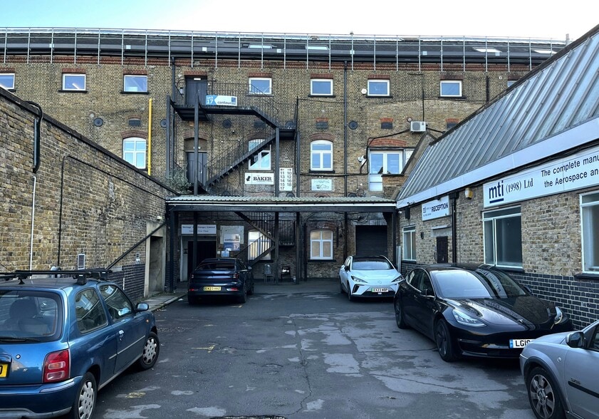 Sandown Rd, Watford to rent - Building Photo - Image 2 of 27