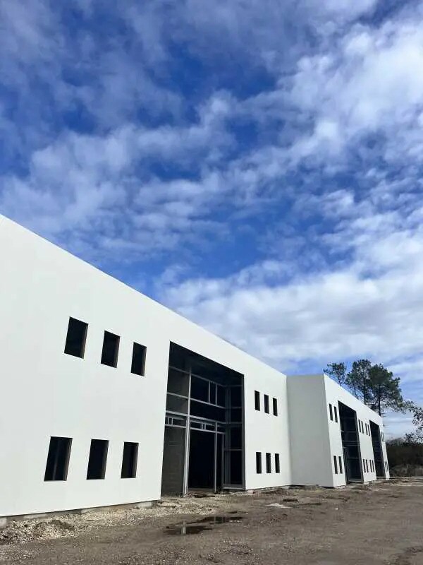 Light Industrial in SAINT-JEAN-D'ILLAC to rent Building Photo- Image 1 of 11