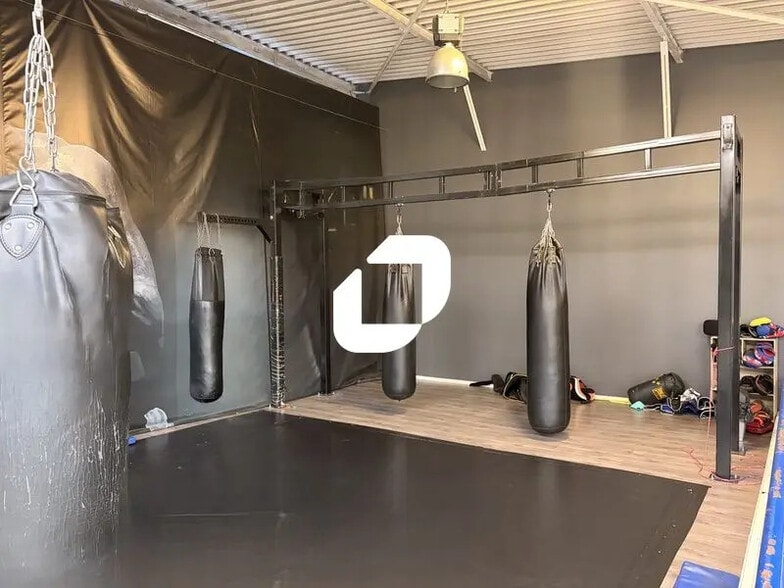 Retail in Pessac to rent - Interior Photo - Image 3 of 9