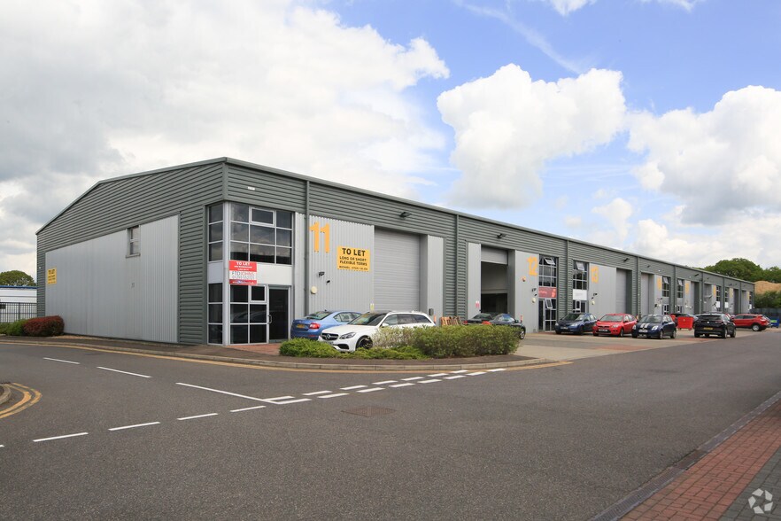 Salbrook Rd, Redhill to rent - Primary Photo - Image 1 of 6