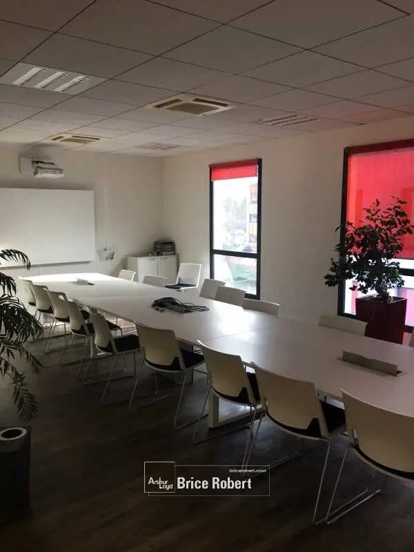 Office in Saint-Priest to rent Interior Photo- Image 1 of 5