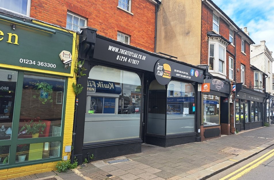 38 The Broadway, Bedford to rent Building Photo- Image 1 of 2