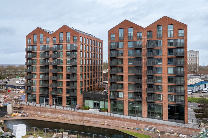 Glasswater Locks, Birmingham to rent - Primary Photo - Image 1 of 3