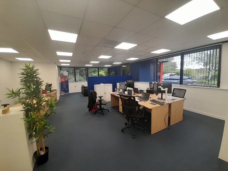 3a-3b Baird Rd, Livingston to rent - Building Photo - Image 3 of 5