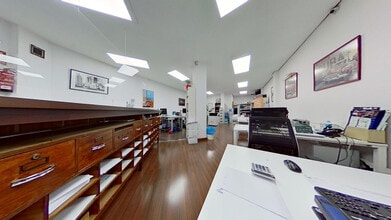 Retail in Madrid, Madrid to rent Interior Photo- Image 2 of 14