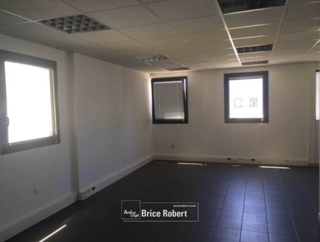 Light Industrial in Vaulx-en-Velin to rent Interior Photo- Image 1 of 1