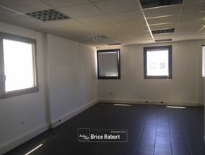 Light Industrial in Vaulx-en-Velin to rent Interior Photo- Image 1 of 1