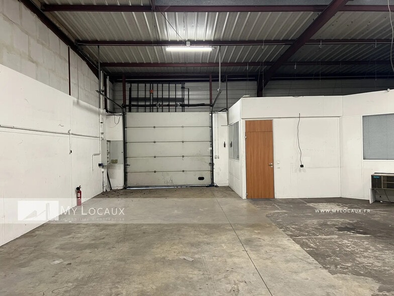 Light Industrial in Le Blanc-Mesnil to rent - Interior Photo - Image 2 of 5
