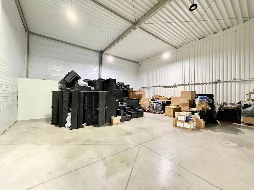Location Entrepôt 270 m² - Photo 1