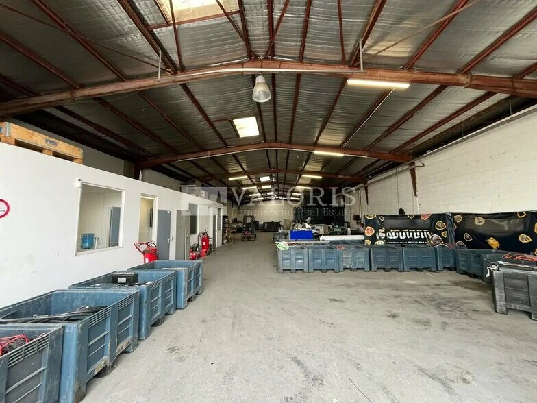 Light Industrial in Vitrolles to rent - Interior Photo - Image 2 of 9