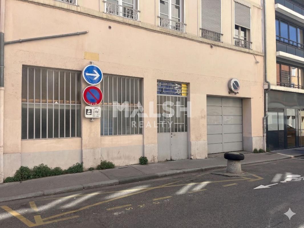 Retail in Lyon to rent Building Photo- Image 1 of 4