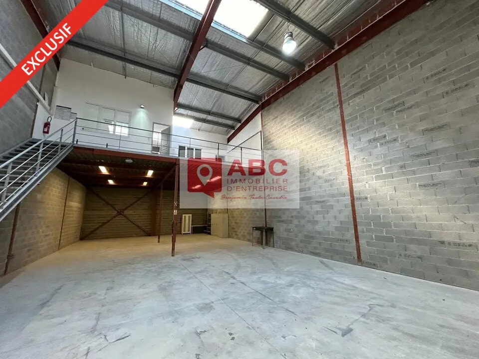 Location Local d'activités 300 m² - Photo 1