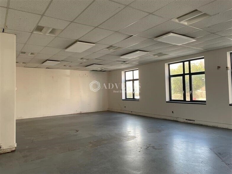 Office in Montigny-le-Bretonneux to rent - Interior Photo - Image 3 of 6