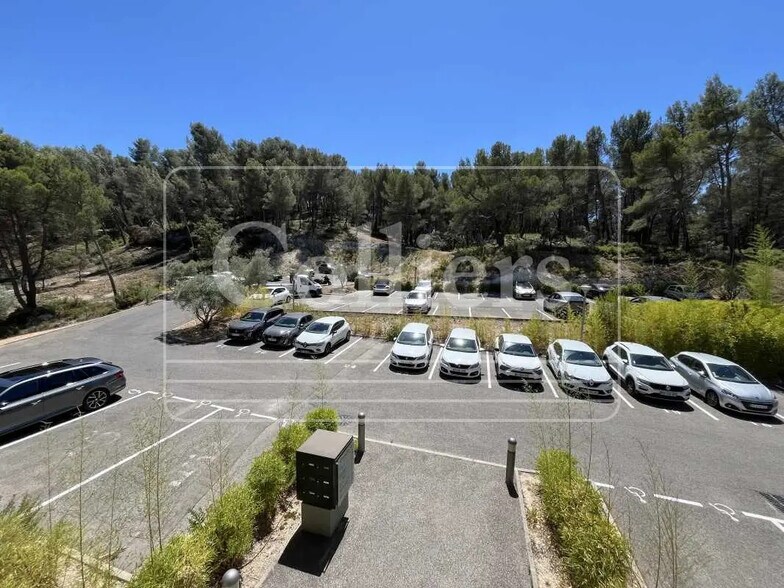 Office in Aix-en-Provence to rent - Building Photo - Image 2 of 8