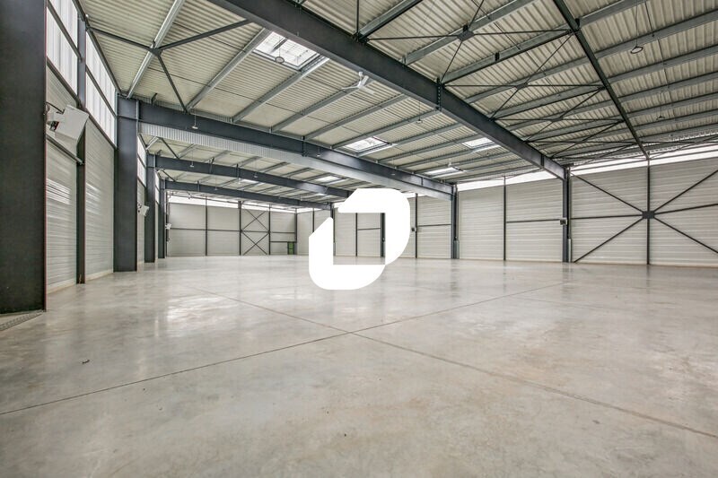 Light Industrial in Stains to rent - Interior Photo - Image 3 of 31