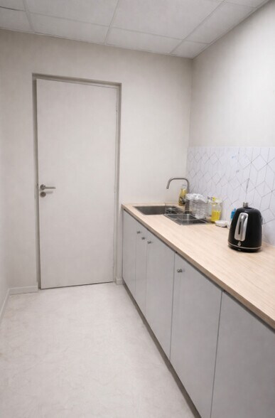 Retail in Marseille to rent - Interior Photo - Image 3 of 6
