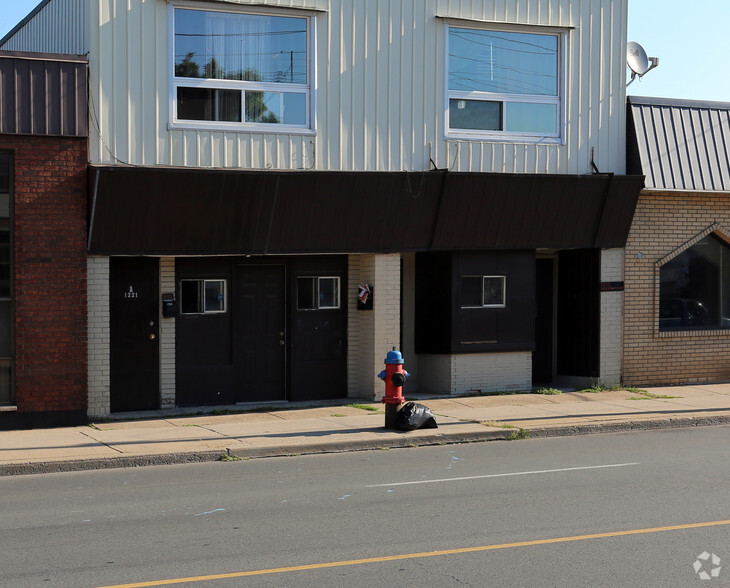 1221-1223 Main St E, Hamilton, ON for sale - Building Photo - Image 2 of 3