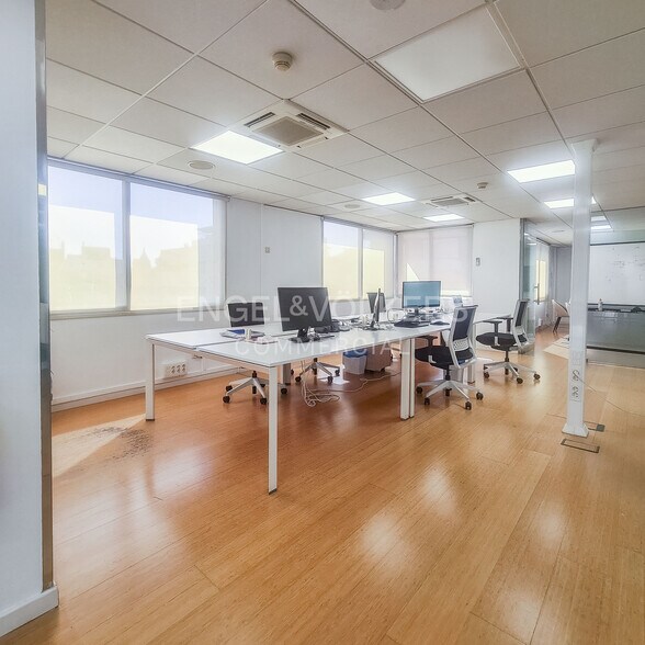 Office in Barcelona, Barcelona to rent - Interior Photo - Image 2 of 2