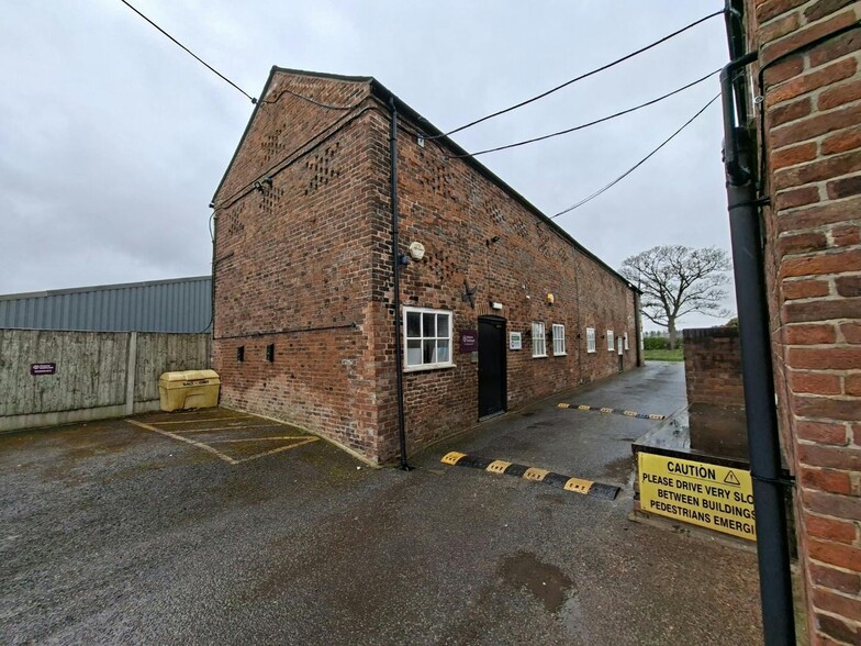 Roadside Ct, Macclesfield to rent - Building Photo - Image 2 of 2