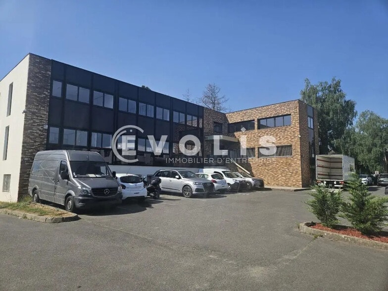 Office in Les Ulis to rent - Building Photo - Image 1 of 10