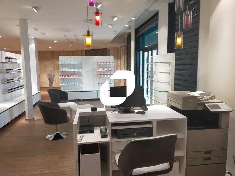Retail in Bordeaux to rent - Interior Photo - Image 2 of 17
