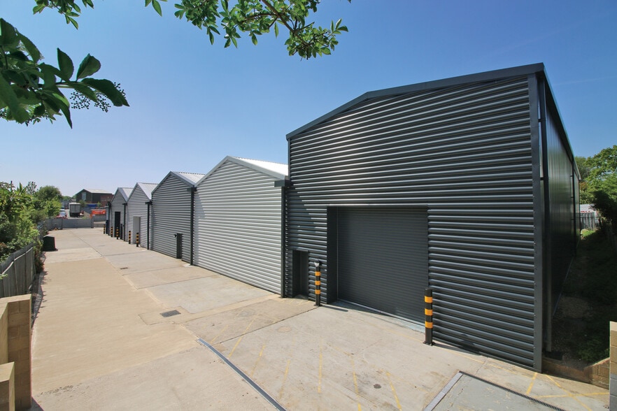 162 Great North Rd, Hatfield to rent - Building Photo - Image 2 of 13