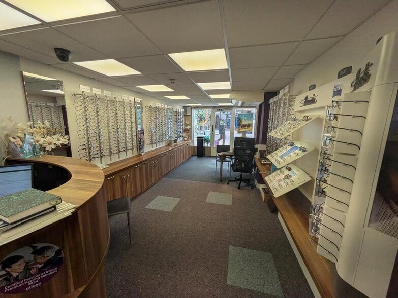 37 High St, Guildford to rent - Building Photo - Image 2 of 8