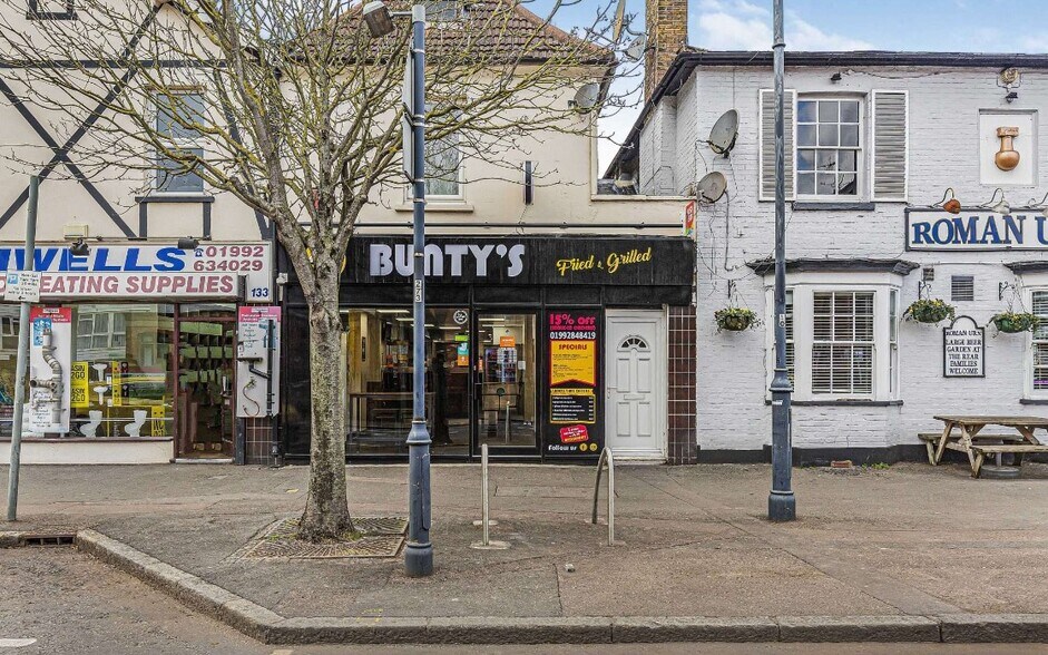 135 Crossbrook St, Cheshunt for sale - Building Photo - Image 1 of 1