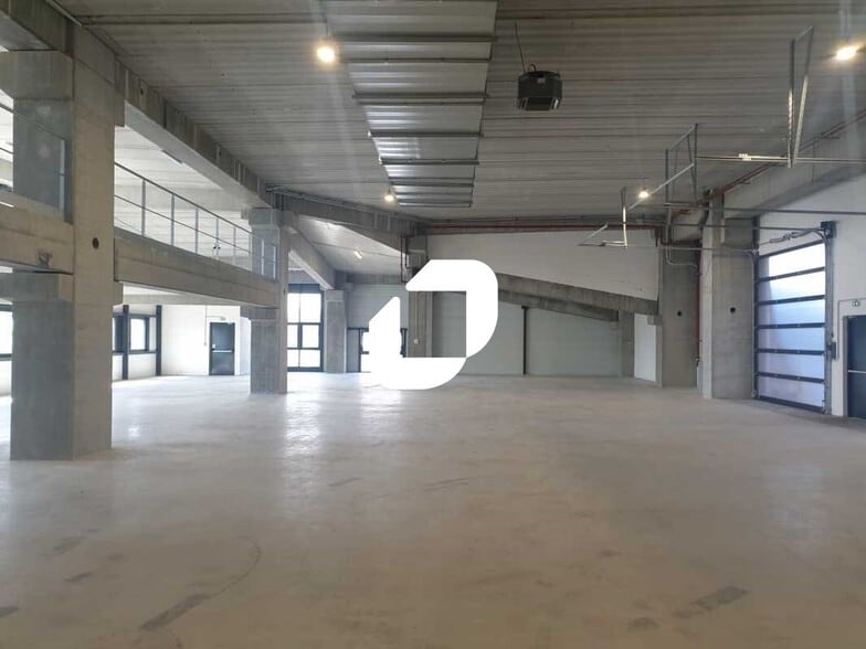 Light Industrial in Colombes to rent - Interior Photo - Image 2 of 10