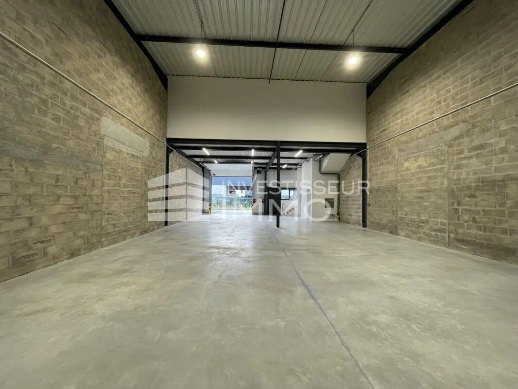 Light Industrial in Lieusaint to rent Interior Photo- Image 1 of 2