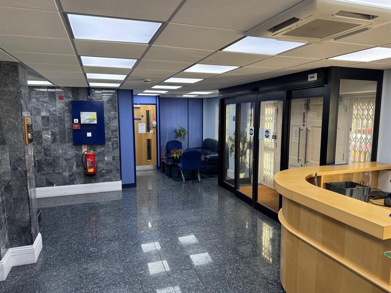 8-11 Clements Ln, Ilford to rent - Building Photo - Image 2 of 56