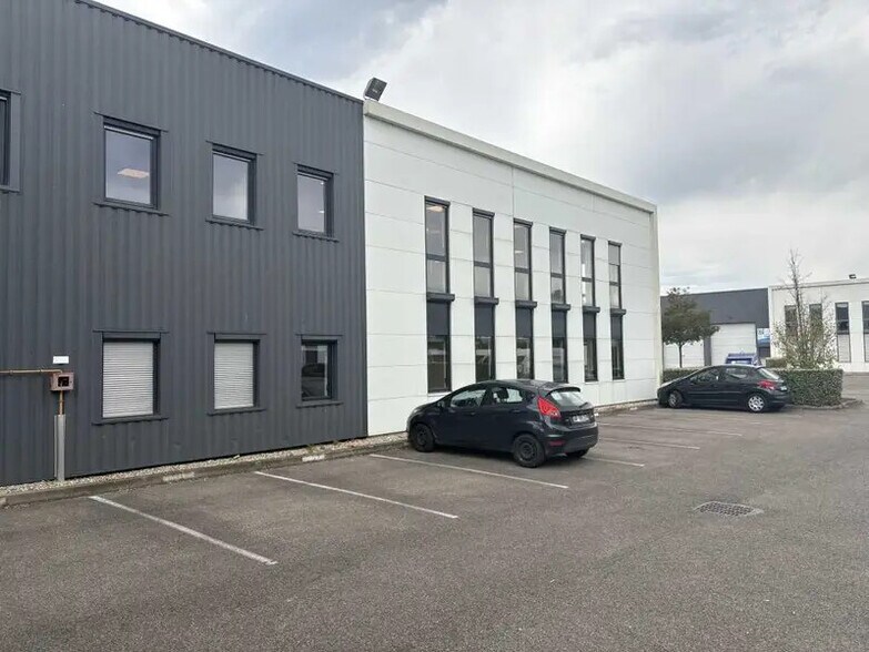 Office in Vénissieux to rent - Building Photo - Image 2 of 9