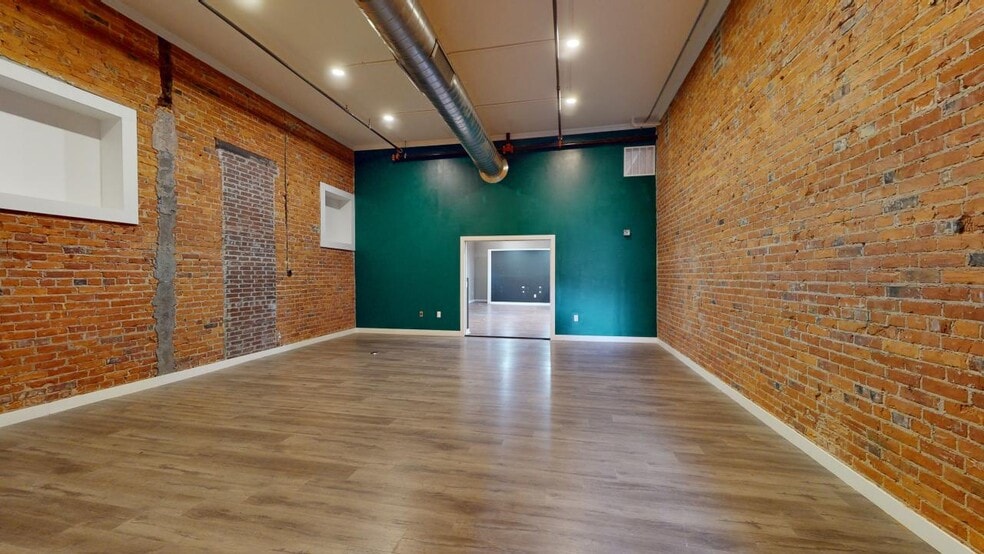 112 W 2nd St, Grand Island, NE to rent - Interior Photo - Image 2 of 18