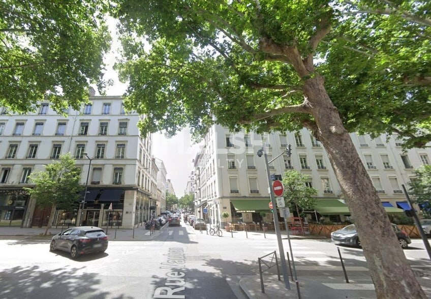 Retail in Lyon to rent - Building Photo - Image 3 of 8