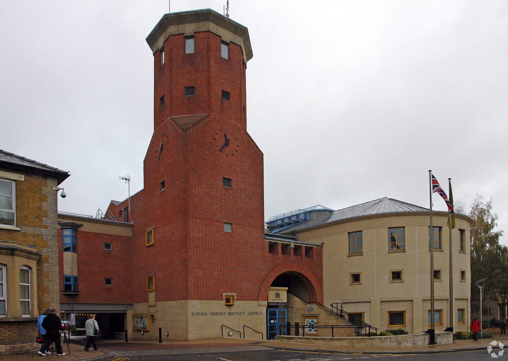 323 High St, Epping to rent Primary Photo- Image 1 of 33