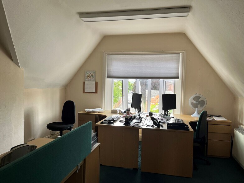 27 Roundstone St, Trowbridge for sale - Interior Photo - Image 2 of 8