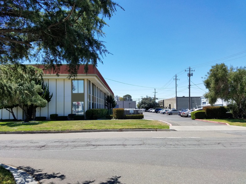 8105 Edgewater Dr, Oakland, CA for rent - Building Photo - Image 2 of 6