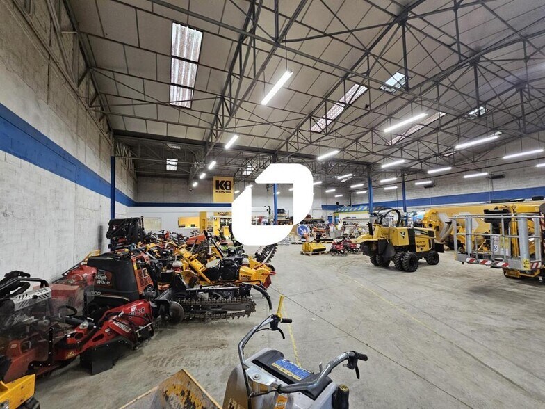 Light Industrial in Vaulx-en-Velin to rent - Building Photo - Image 3 of 11