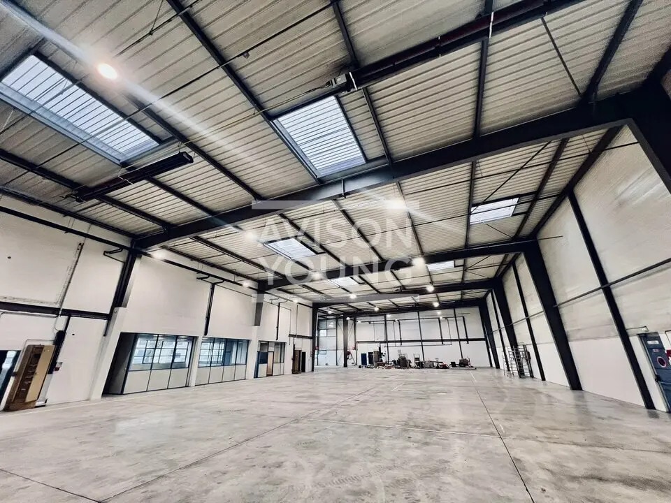 Light Industrial in La Courneuve to rent Interior Photo- Image 1 of 14