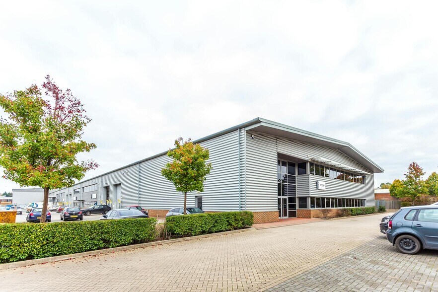 15 Doman Rd, Camberley to rent - Building Photo - Image 2 of 2