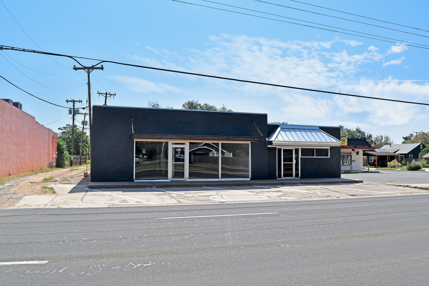 2213-2215 University Ave, Lubbock, TX for rent - Building Photo - Image 1 of 8