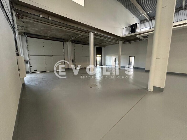 Light Industrial in Lisses to rent - Interior Photo - Image 3 of 9