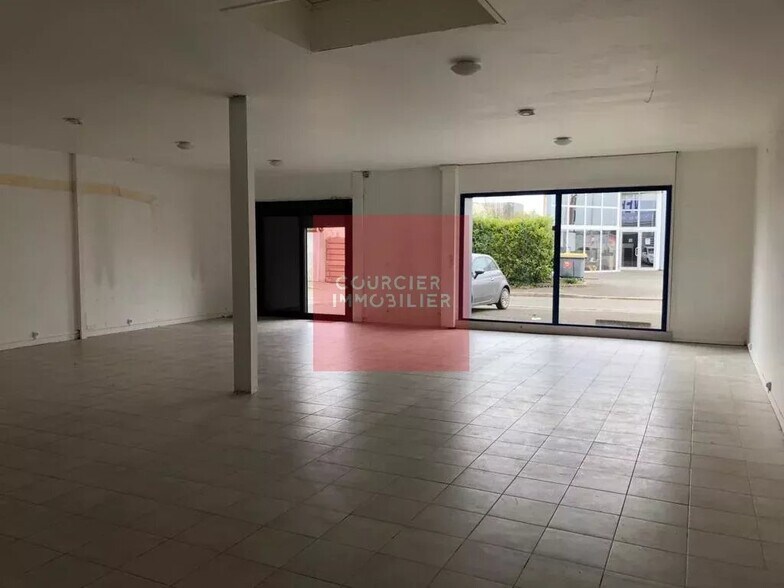 Light Industrial in Coignieres to rent - Interior Photo - Image 2 of 3