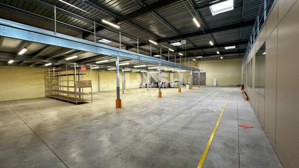 Light Industrial in Rillieux-la-Pape for sale - Interior Photo - Image 3 of 12